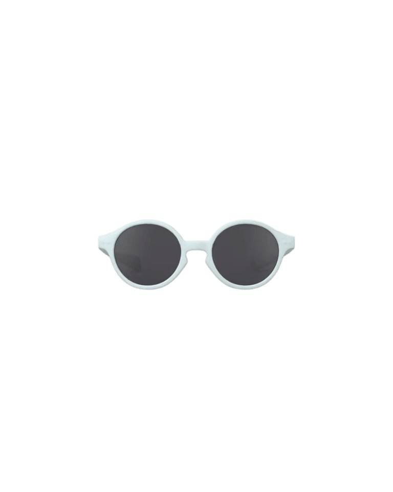 Lunettes de soleil baby #D - Sweet blue - 0-3 ans - Izipizi, vue de face avec le cordon sur fond blanc