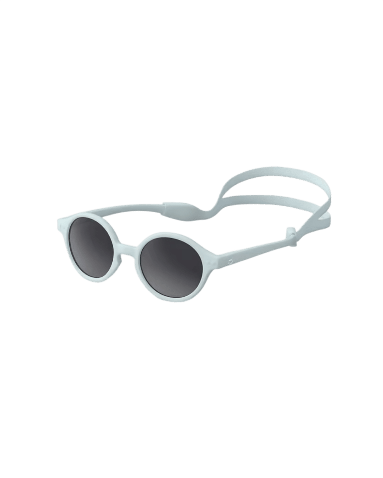 Lunettes de soleil baby #D - Sweet blue - 0-3 ans - Izipizi, vue de côté avec le cordon sur fond blanc