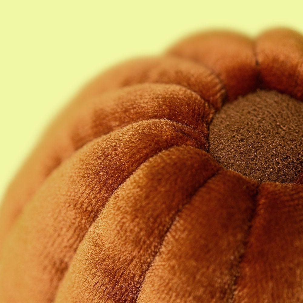 Amuseables Carole Canelé - Jellycat, vue détaillée sur un fond d'ambiance