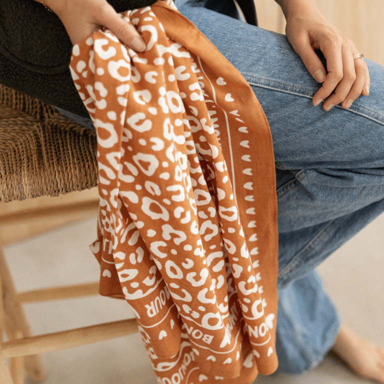 Grand foulard marron avec motif léopard crème - Atelier Wagram, vue d'ambiance