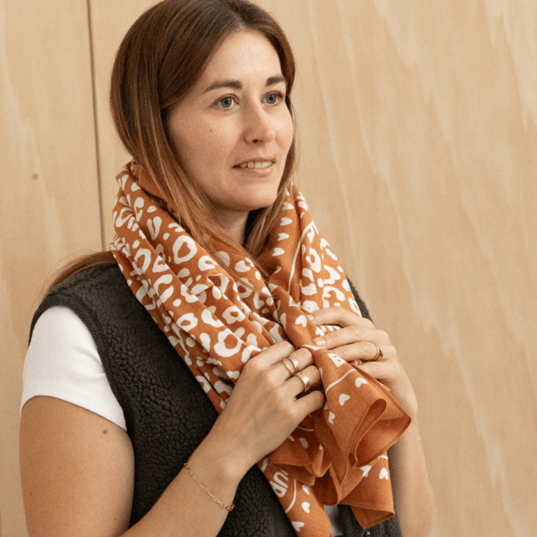 Grand foulard marron avec motif léopard crème - Atelier Wagram, vue d'ambiance porté par une femme