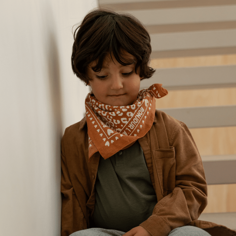 Petit foulard marron avec motif léopard crème - Atelier Wagram, vue de face porté par un enfant