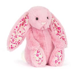 Blushkin blossom luxe bunny - Jellycat, vue de biais sur fond blanc