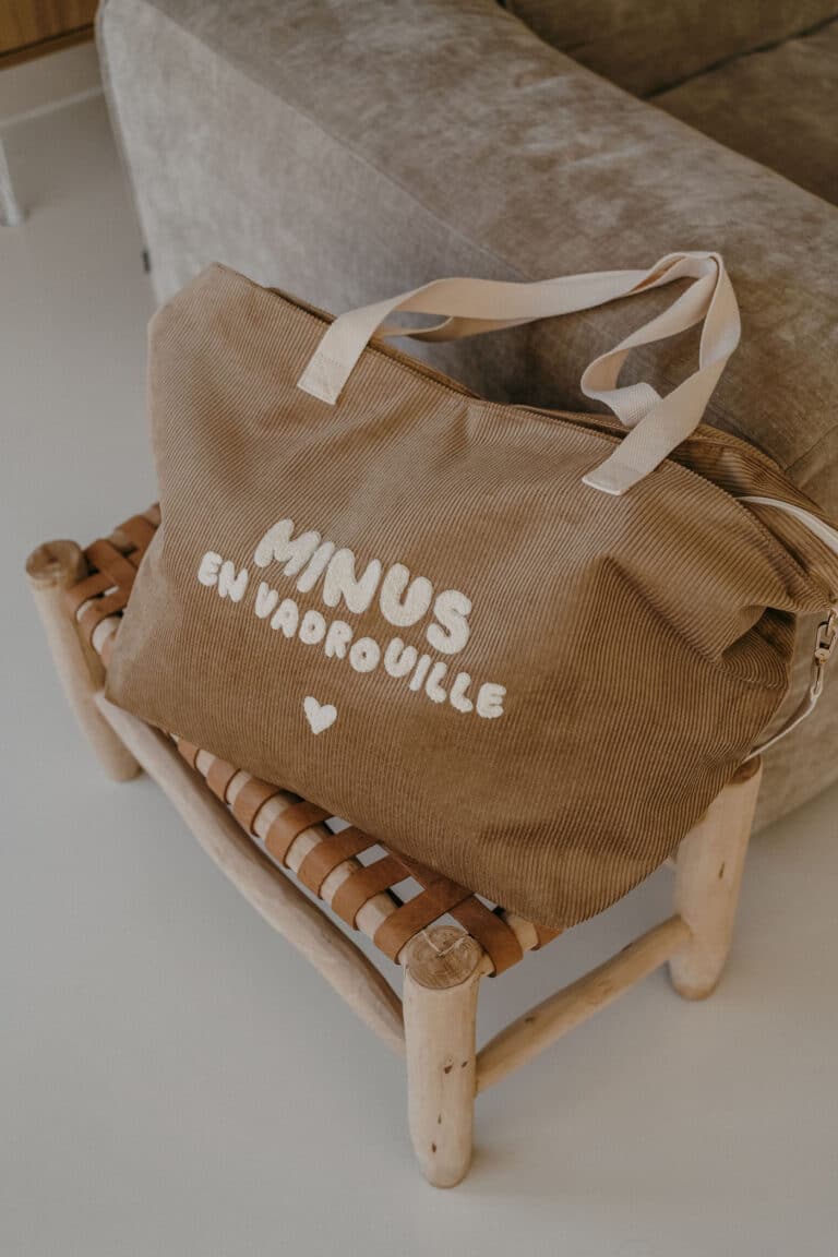 Sac XL velours beige - Minus en vadrouille - Zakuw, vue de biais posé, fond d'ambiance