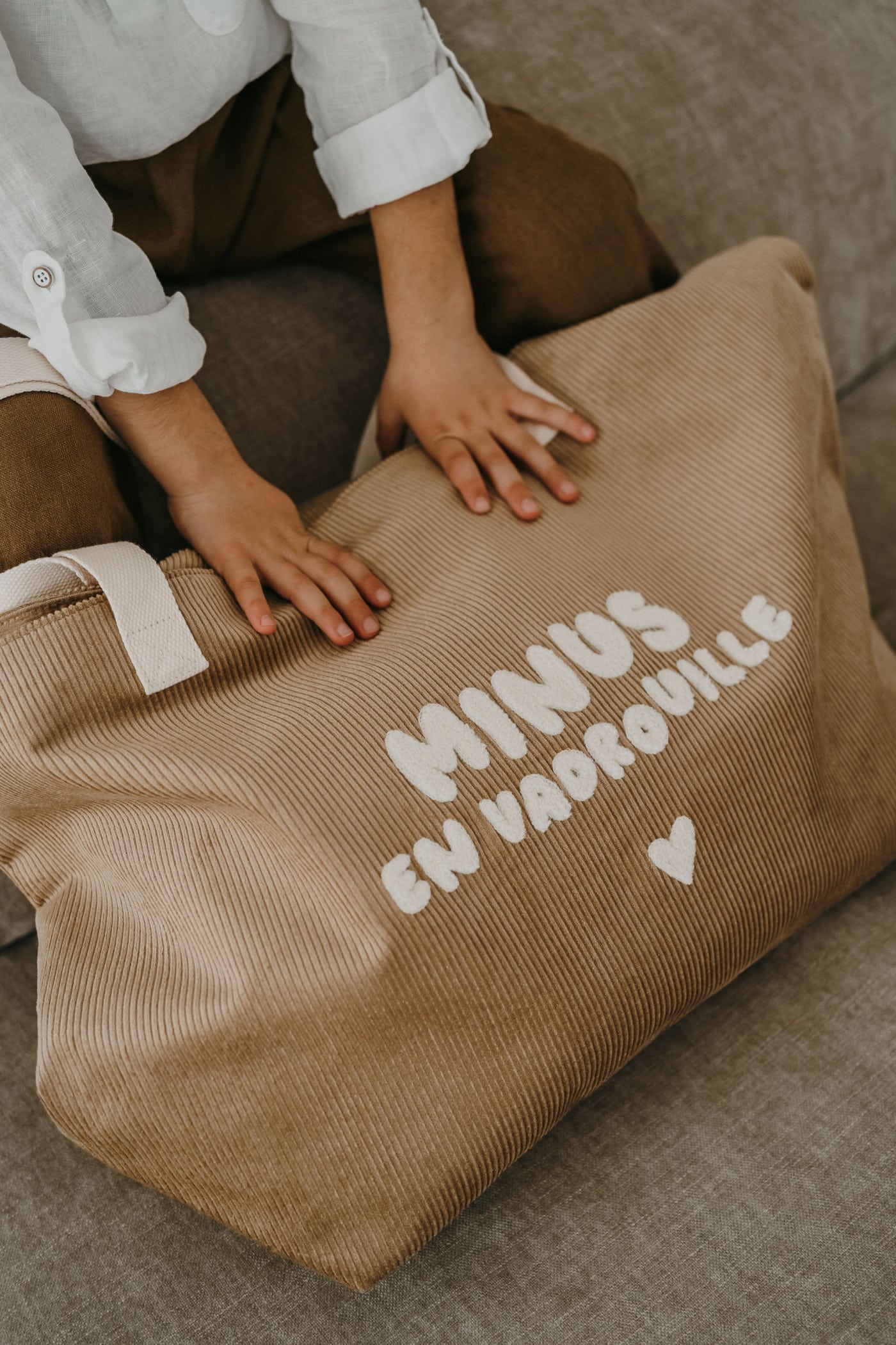 Sac XL velours beige - Minus en vadrouille - Zakuw, vue de biais, fond d'ambiance