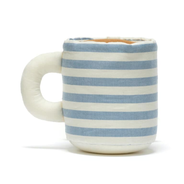 Amuseables Rosie Lea Mug of Tea - Jellycat, vue de dos sur fond blanc