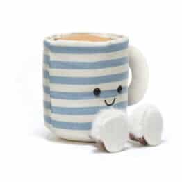 Amuseables Rosie Lea Mug of Tea - Jellycat, vue de biais sur fond blanc
