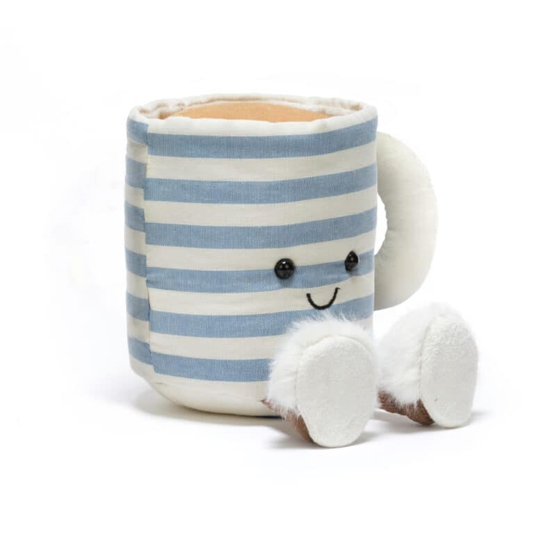 Amuseables Rosie Lea Mug of Tea - Jellycat, vue de biais sur fond blanc