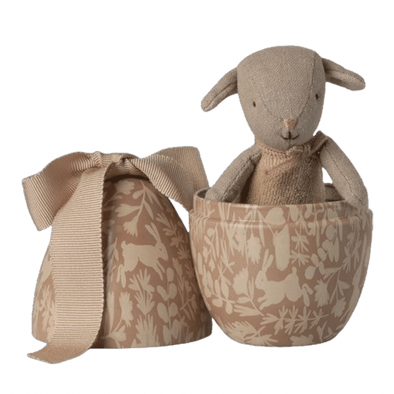 Petit oeuf de Pâques en métal et son compagnon - Maileg, vue de face de l'oeuf rose avec son agneau sur fond blanc