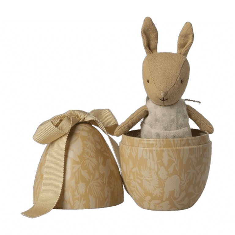 Petit oeuf de Pâques en métal et son compagnon - Maileg, vue de face de l'oeuf jaune avec son lapin sur fond blanc