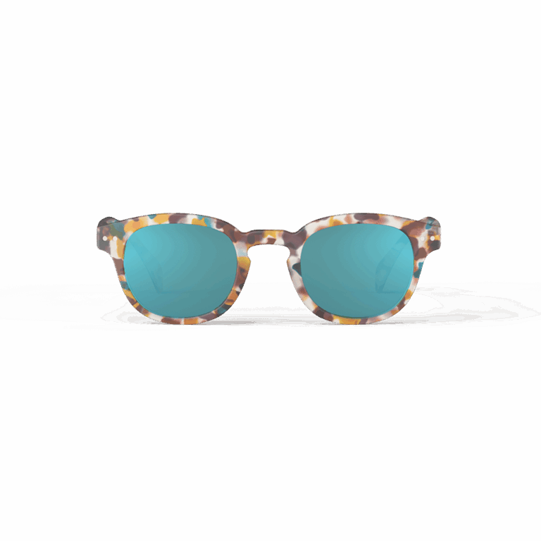 Lunettes de soleil #C – Écailles bleues miroir bleu - Izipizi, vue de face sur fond blanc
