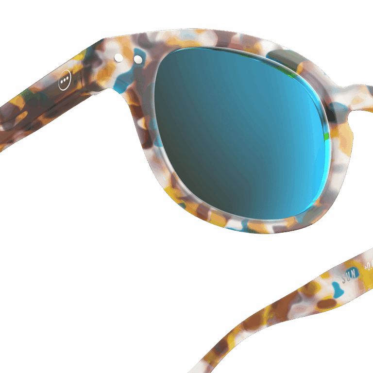 Lunettes de soleil #C – Écailles bleues miroir bleu - Izipizi, vue zoom d'un verre