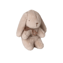 Mini doudou lapin rose clair - Maileg, vue de face sur fond blanc