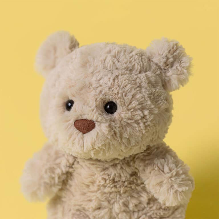 Bartholomew Bear Junior – Peluche Ours Jellycat Junior – Doudou Ourson Doux et Compact peluche jellycat pas cher Bartholomew Bear Junior ours junior doux collection Jellycat doudou ourson cadeau enfant peluche kawaii cuddle toy beige mini plush toy ours collector tendance