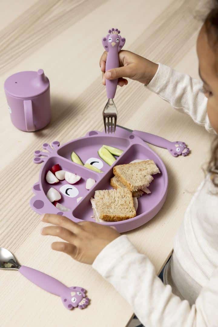 Couvert 3 pièces en silicone mlle paon Trixie de haut avec assiette et couverts