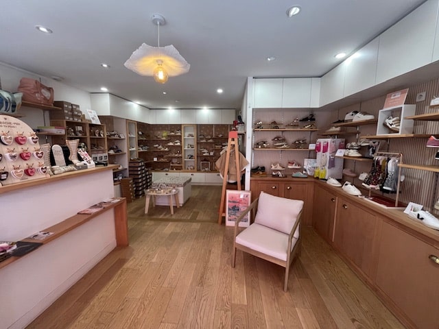Intérieur de la boutique Little Marmaille Shoes à Vannes