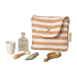 Trousse de toilette souris - Rayé rouge - Maileg, vue de biais sur fond blanc