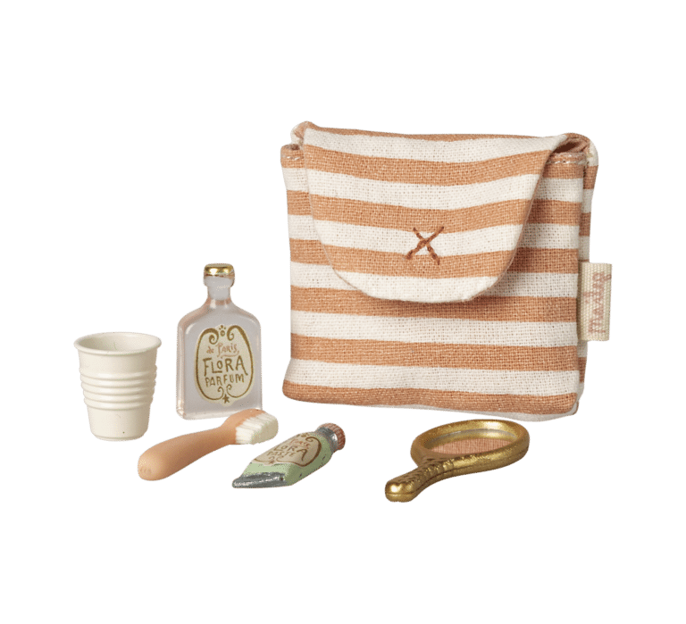 Trousse de toilette souris - Rayé rouge - Maileg, vue de biais sur fond blanc