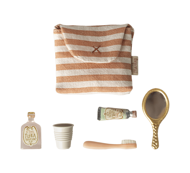 Trousse de toilette souris - Rayé rouge - Maileg, vue de face sur fond blanc