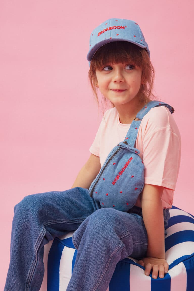 Banane denim enfant ou adulte "Boom Badaboom" - Chamaye, vue de côté portée par une enfant, fond d'ambiance