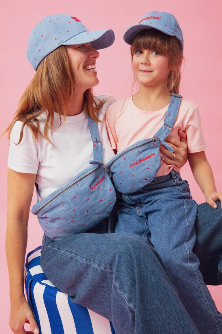 Banane denim enfant ou adulte "Boom Badaboom" - Chamaye, vue de face portée par une adulte et une enfant, fond d'ambiance