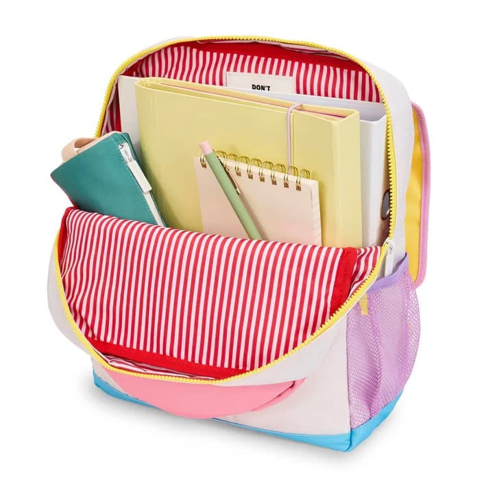 Le sac à dos enfant Mini Sugar Hello Hossy fond blanc ouvert avec accessoires