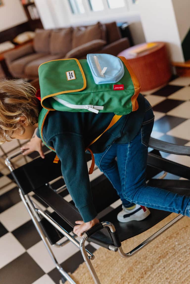 Le sac à dos enfant Mini Green Lake Hello Hossy ambiance porté