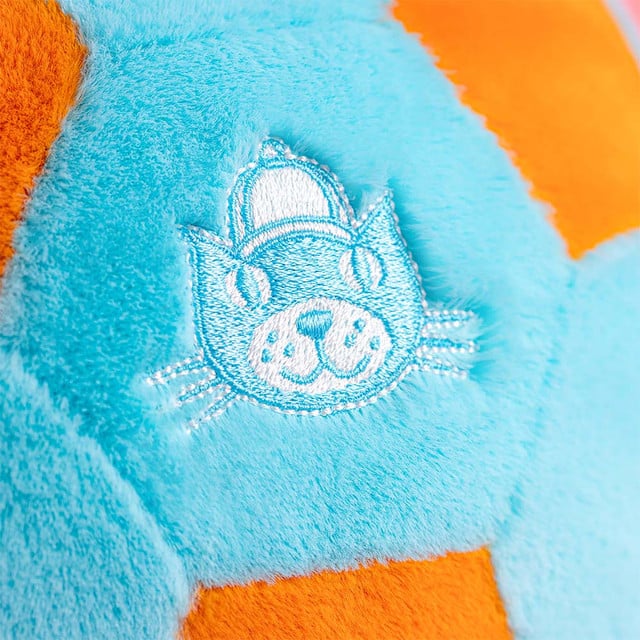 Amuseables Football de Jellycat détaillogo brodé