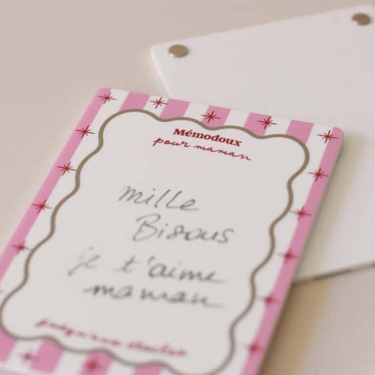 Ardoise magnétique "Mémodoux" - Les Mignonneries, vue avec un mot inscrit sur fond d'ambiance