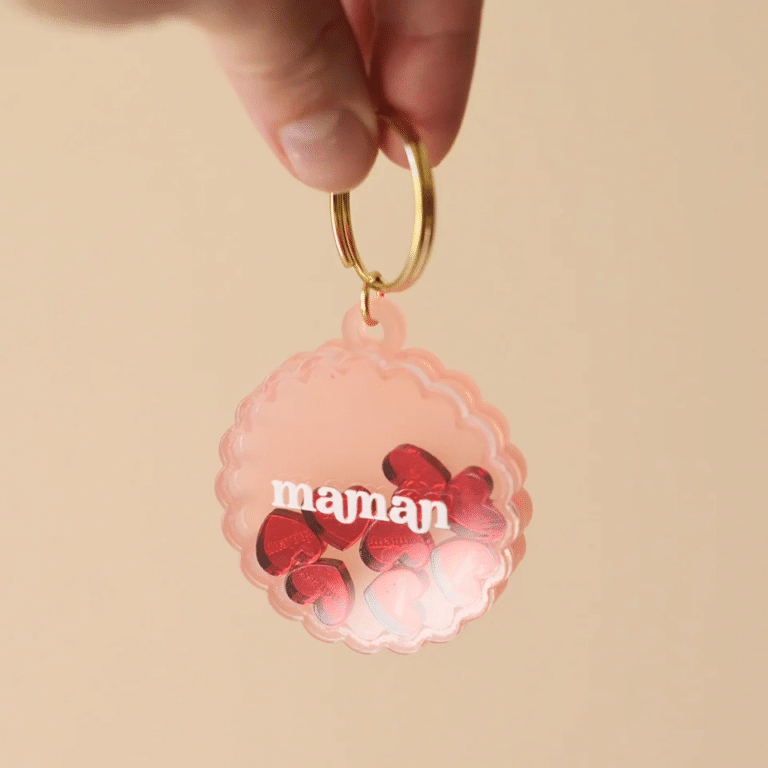Porte-clés coeurs - Maman - Les Mignonneries, vue de face par une main