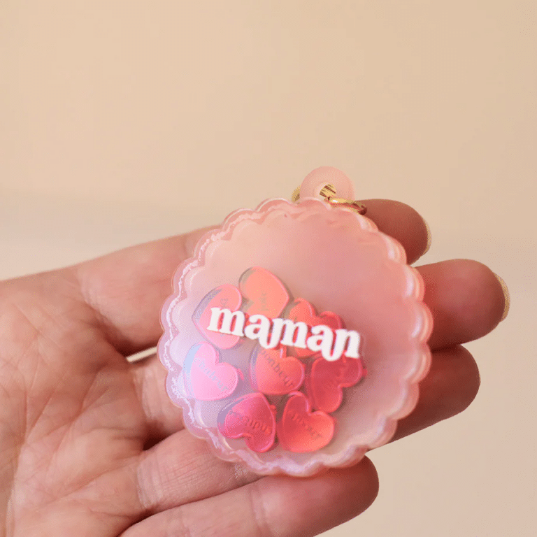 Porte-clés coeurs - Maman - Les Mignonneries, vue de face dans une main