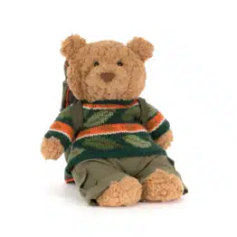 Bartholomew Bear Hiking Outfit - Jellycat vue de biais sur fond blanc
