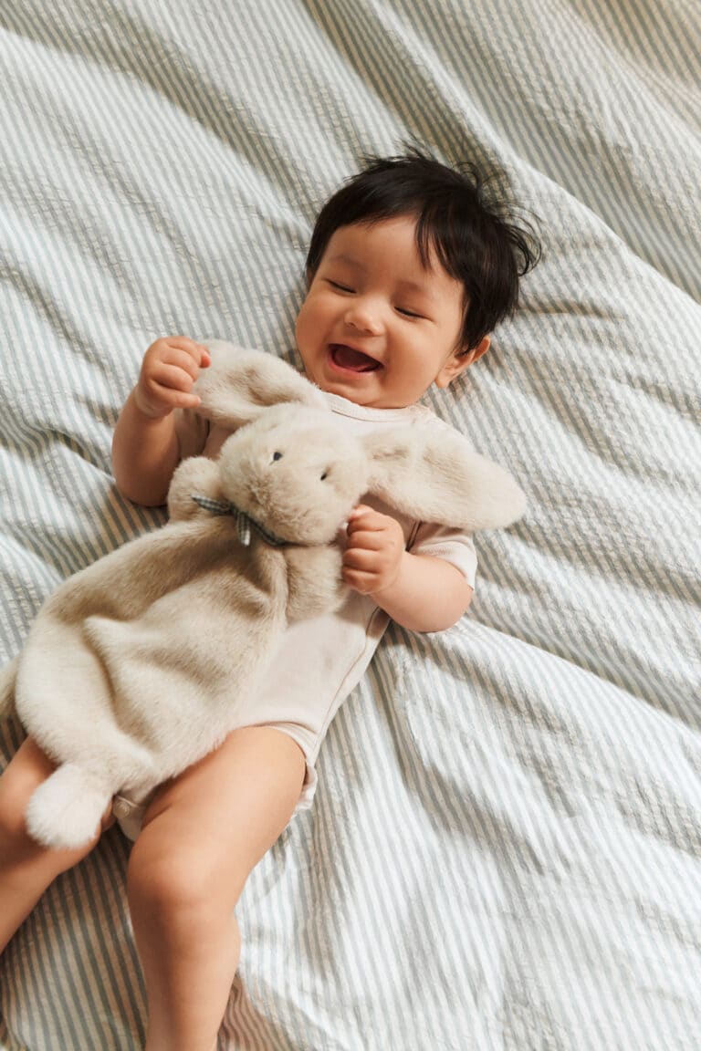 Le doudou plat Lapin de Liewood ambiance