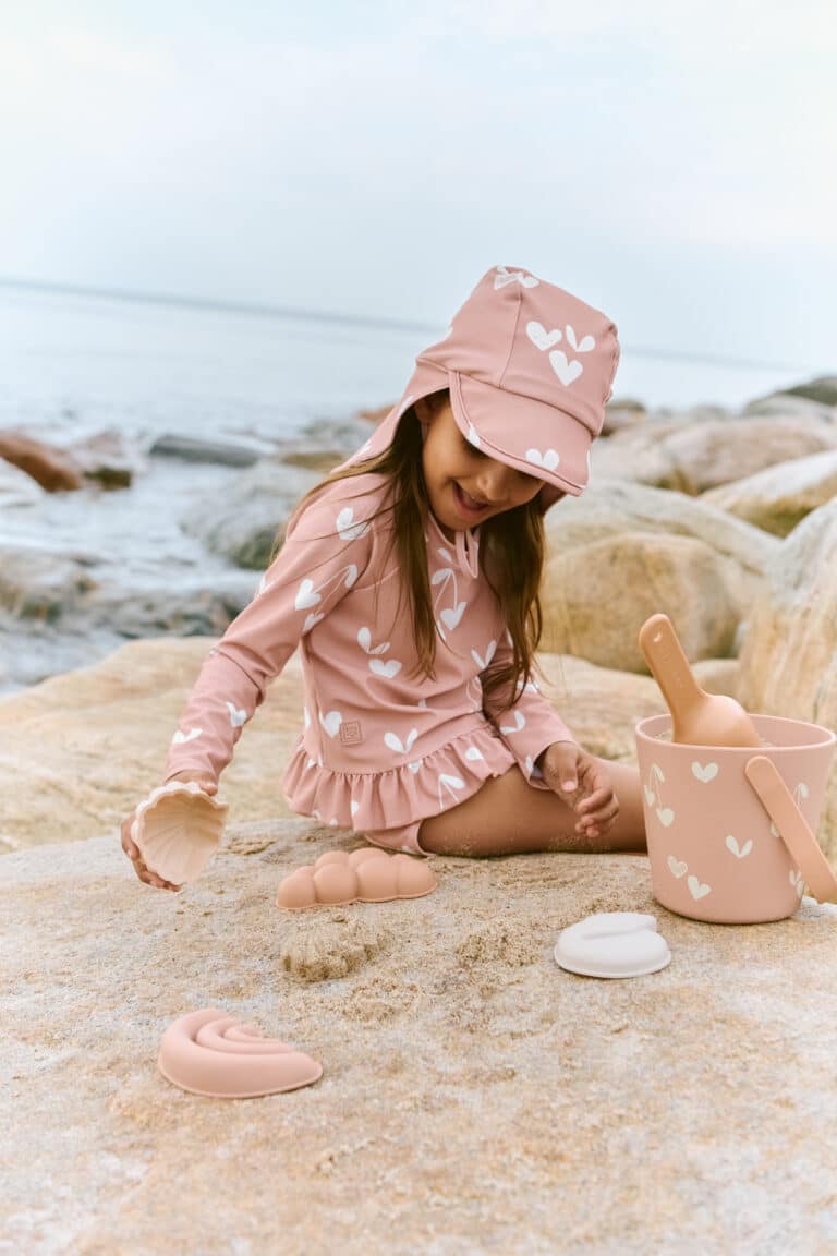 Ensemble de plage gilma coeurs rose toscane liewood ambiance
