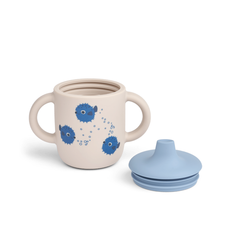 Tasse en silicone avec tétine poisson globe liewood ouverte