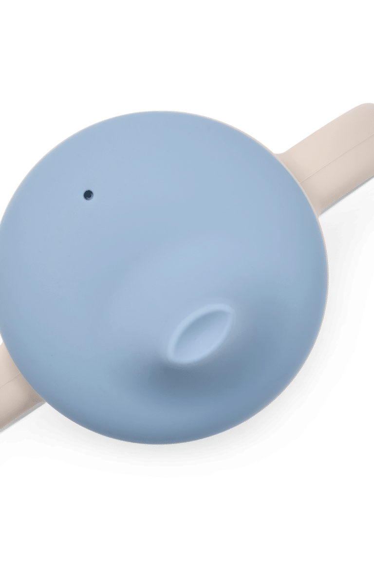 Tasse en silicone avec tétine poisson globe liewood de haut