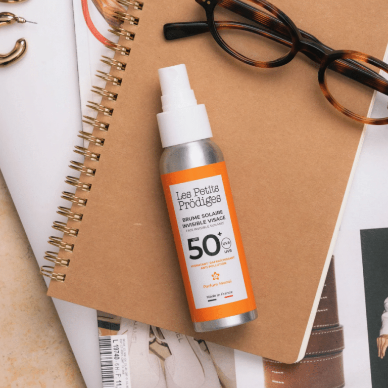 la Brume Solaire Invisible SPF50+ Les Petits Prodiges fond sur ambiance