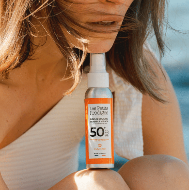 la Brume Solaire Invisible SPF50+ Les Petits Prodiges sur genou d'une femme