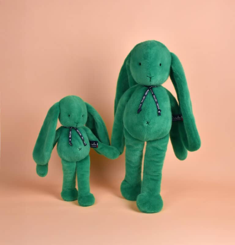 La peluche Lapin Méloé Vert prairie Maïlou ambiance duo