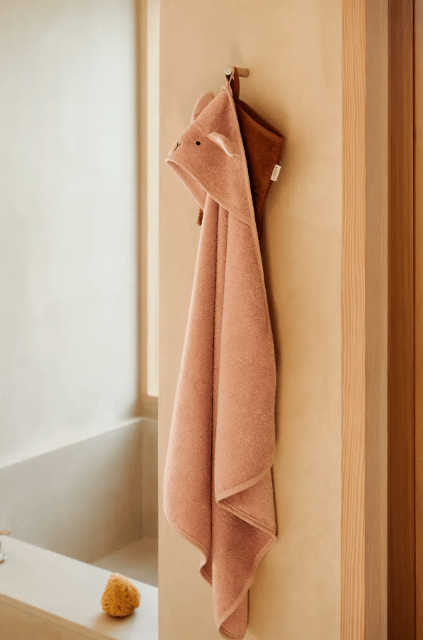 Sortie de bain lapin rose Liewood ambiance