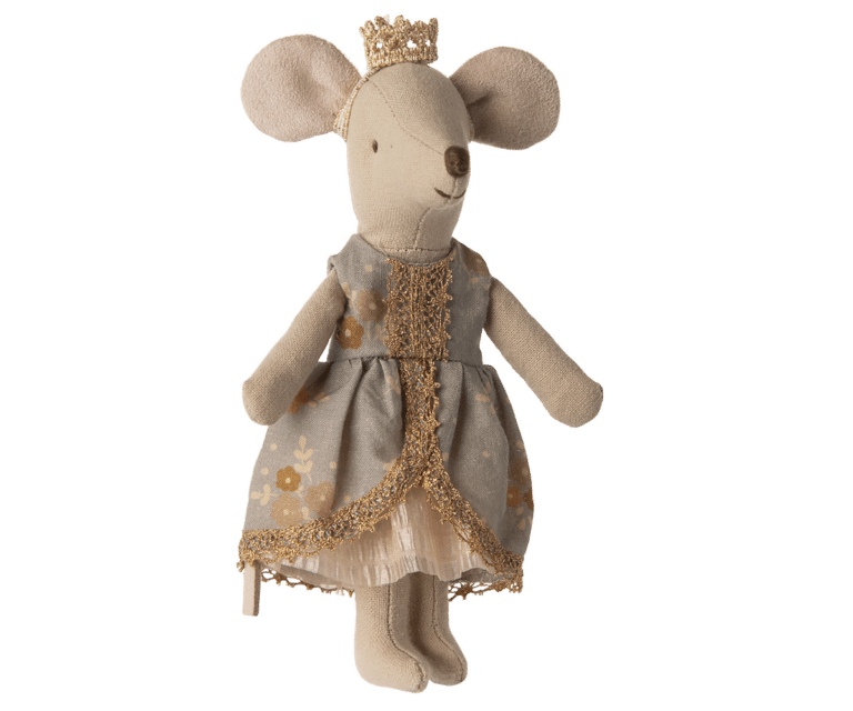 Tenue robe de princesse - Grande soeur - Maileg, portée vue de face sur fond blanc