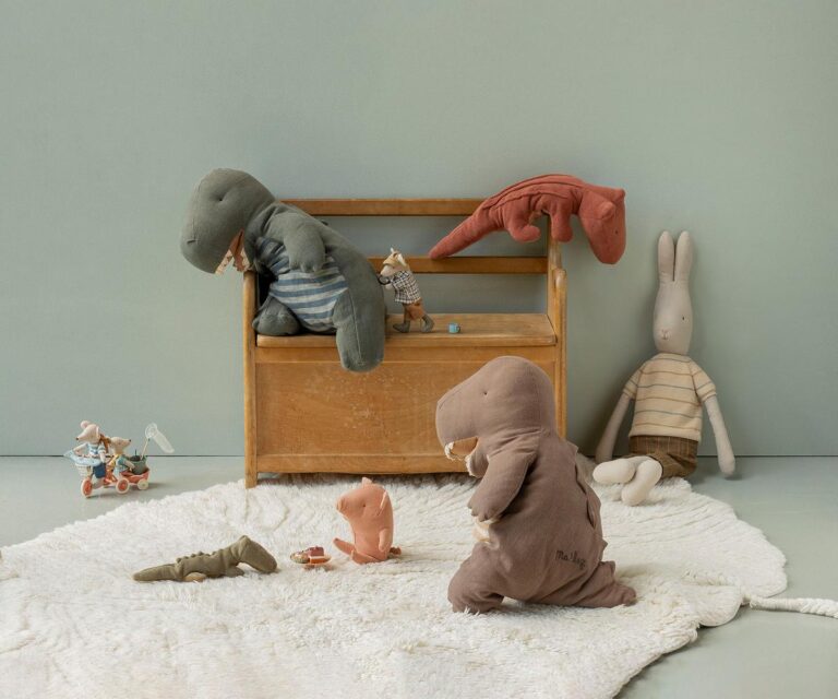 Doudou crocodile - Mini - Vert olive - Maileg, vue de côté sur fond d'ambiance