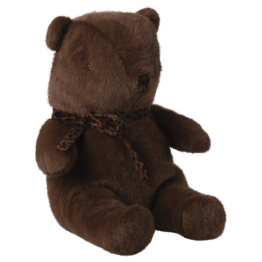 Doudou ours avec son noeud - Marron chocolat -Maileg, vue de profil sur fond blanc