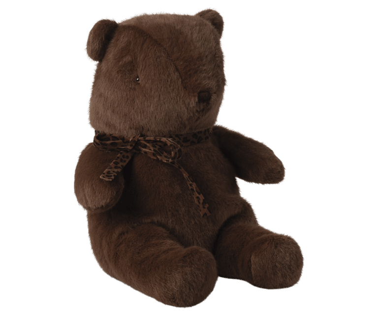 Doudou ours avec son noeud - Marron chocolat -Maileg, vue de profil sur fond blanc