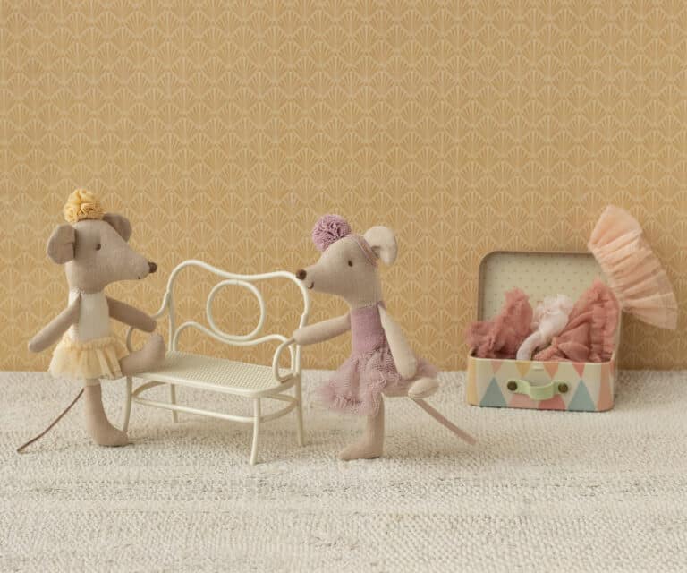 Souris Ballerine - Little Sister - Vieux rose - Maileg, vue d'ambiance souris en action