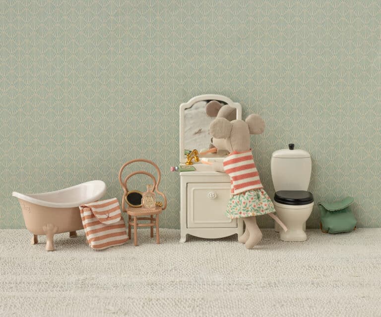 Souris grande soeur avec sac à dos - Vert - Maileg, vue d'ambiance de la souris dans la salle de bain avec la trousse de toilette
