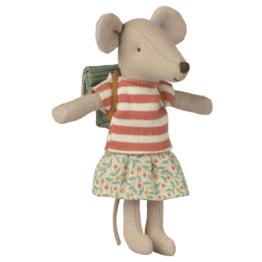 Souris grande soeur avec sac à dos - Vert - Maileg, vue de face sur fond blanc