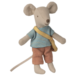 Souris petit frère avec son sac fromage - Maileg, vue de face sur fond blanc