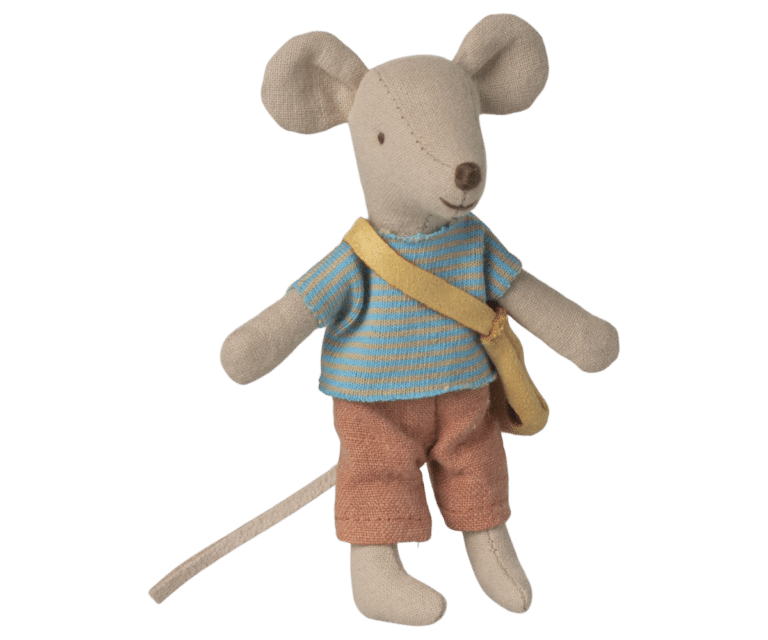 Souris petit frère avec son sac fromage - Maileg, vue de face sur fond blanc