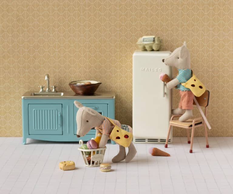 Souris petit frère avec son sac fromage - Maileg, vue d'ambiance des souris dans ne cuisine